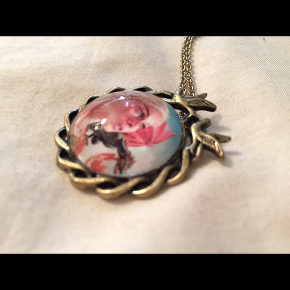 Daenerys Targaryen game of thrones bird necklace - Picture 2 of 4